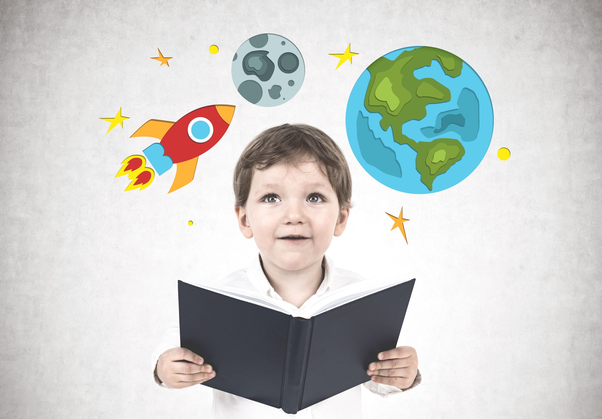 Adorável menino com um livro, viagem espacial